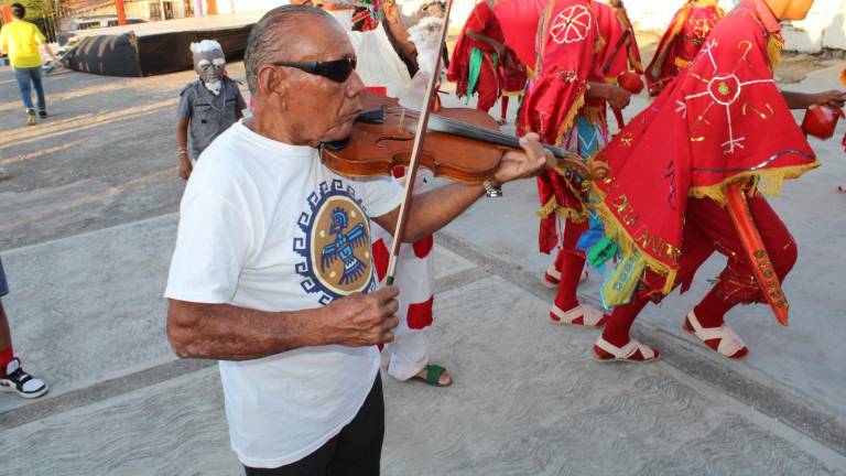 En la comunidad de Matatán, Ricardo Arrearán ha preservado los sones de los matachines.