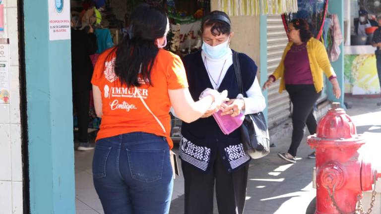 Personal del Immujer realiza la campaña de difusión.
