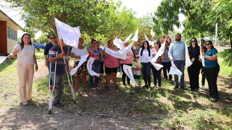 Funcionarios municipales, padres y alumnos dieron el banderazo del inicio de obras.