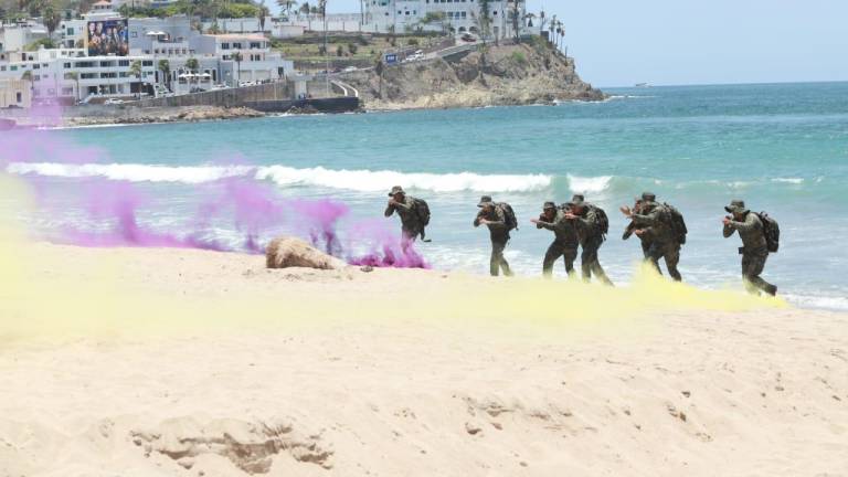 El ejercicio de la Marina comenzó cerca de las 12:05 horas frente a la playa del Paseo Olas Altas.