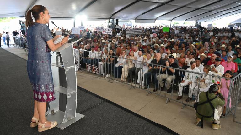 La Presidenta Claudia Sheinbaum anunció el acuerdo con EU y otros apoyos para Sinaloa ante más de 30 mil personas en el Centro de Convenciones de Mazatlán.