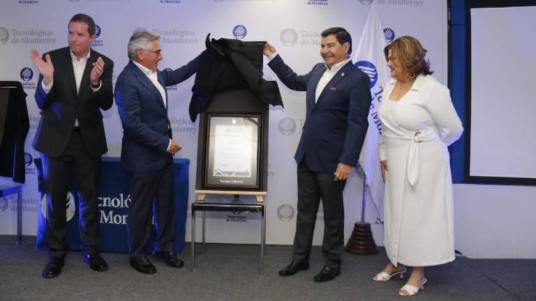 Javier Lizárraga recibe el Premio Exatec 2022.