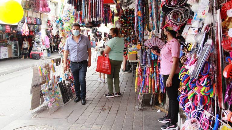 En Culiacán, cientos de comercios ambulantes y establecidos invaden las banquetas del Centro
