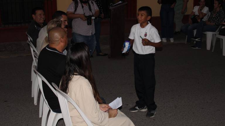 El pequeño Olegario se acercó a la Alcaldesa de Rosario, Claudia Valdez, para pedir que reparen la cancha de su colonia.