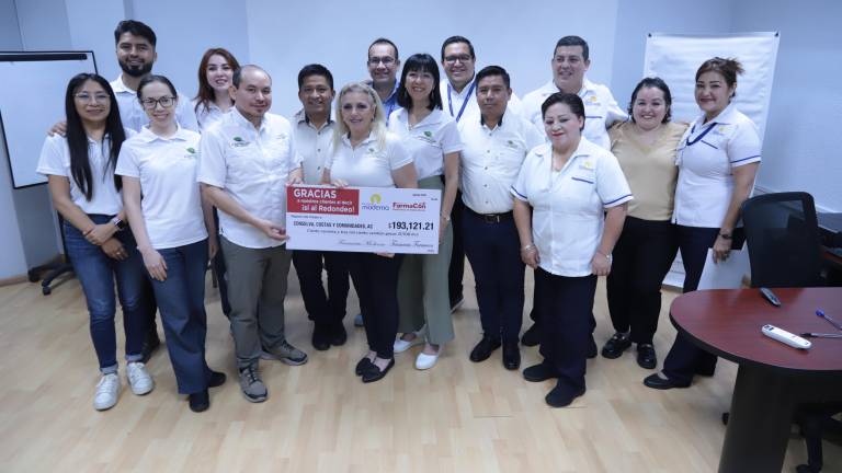 Colaboradores de Conselva con el cheque simbólico con la cantidad que se recaudó.