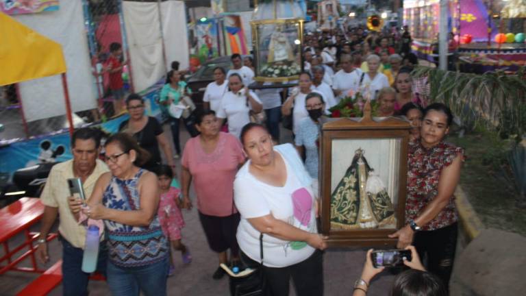 Llegan peregrinos desde Huajicori para venerar a Nuestra Señora del Rosario