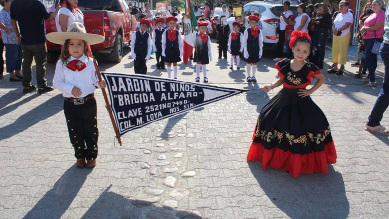 Jardines de niños de Rosario participan en el desfile conmemorativo de la Revolución Mexicana.