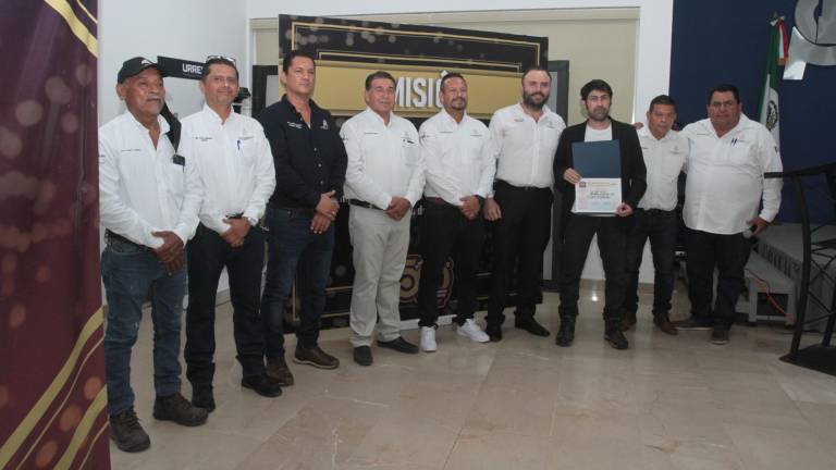 Ramón Macfly recibe su reconocimiento de manos de integrantes del Comité Directivo del Colegio de Ingenieros Civiles de Mazatlán A.C.