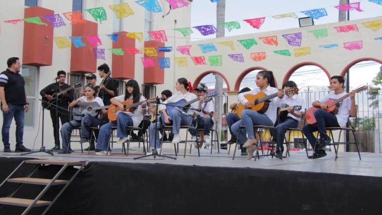 Alumnos de la Casa de la Cultura Gilberto Owen presentaron un festival de cierre de cursos.