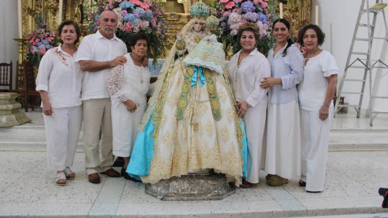 La familia Rivera Valenzuela esperó 22 años para poder donar el vestido a la Virgen del Rosario.