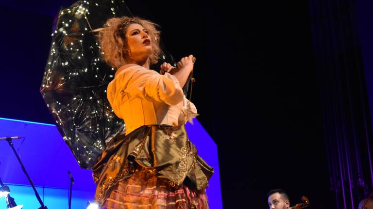 Elisa Serrano Carreón llevó al público por los cuentos.