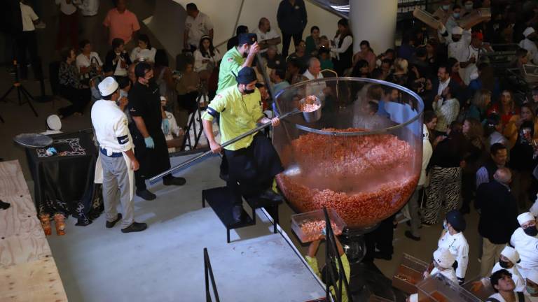 Una copa gigante fue la que resguardó el cóctel de camarón más grande del mundo, elaborado en Mazatlán.