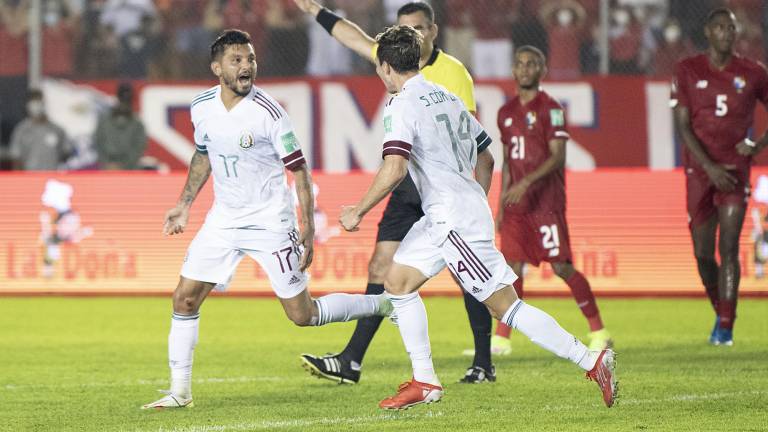 Jesús Corona marca el gol de México.
