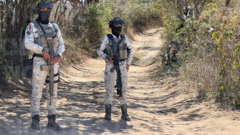 Personal de corporaciones federales mantienen vigilancia en la fosa clandestina donde encontraron 10 cuerpos.