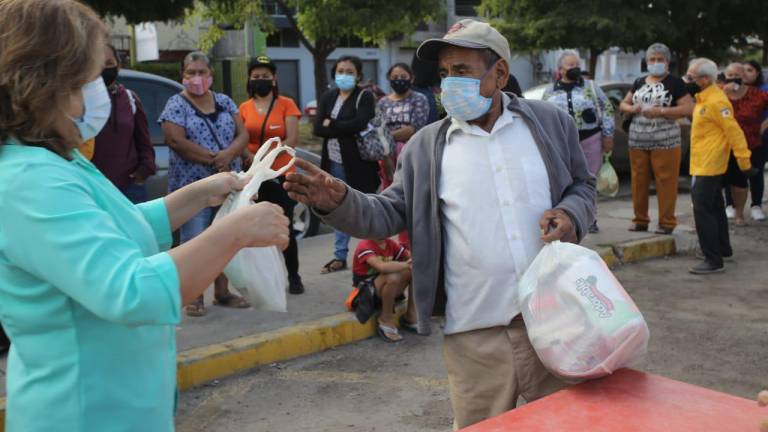 Club de Leones entrega despensas a personas de escasos recursos en Mazatlán
