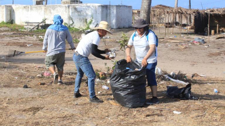 Realizan jornada de limpieza en playa Las Cabras, en Escuinapa