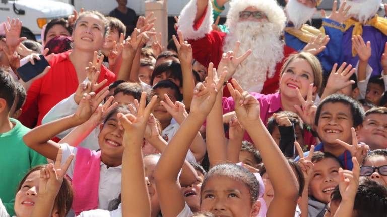 Caravana navideña lleva alegría a niños de la colonia Morelos y la Isla del Bosque, Escuinapa
