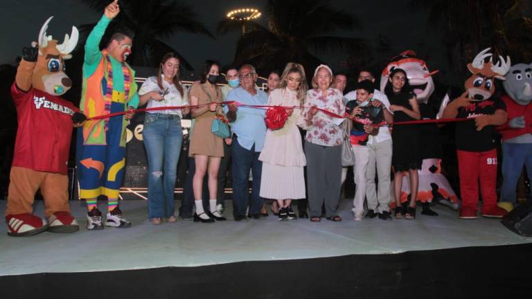 Ninfa Padrón, directora de MazFest, en compañía de su familia y Nayla Velarde, oficial Mayor del Ayuntamiento de Mazatlán, realizaron el corte del listón de la marca.