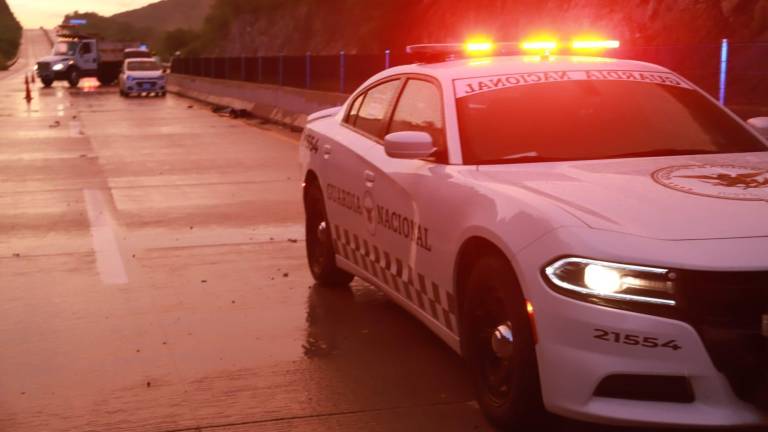 La camioneta derrapó y chocó contra los bloques de concreto del camellón central del Libramiento Mazatlán.