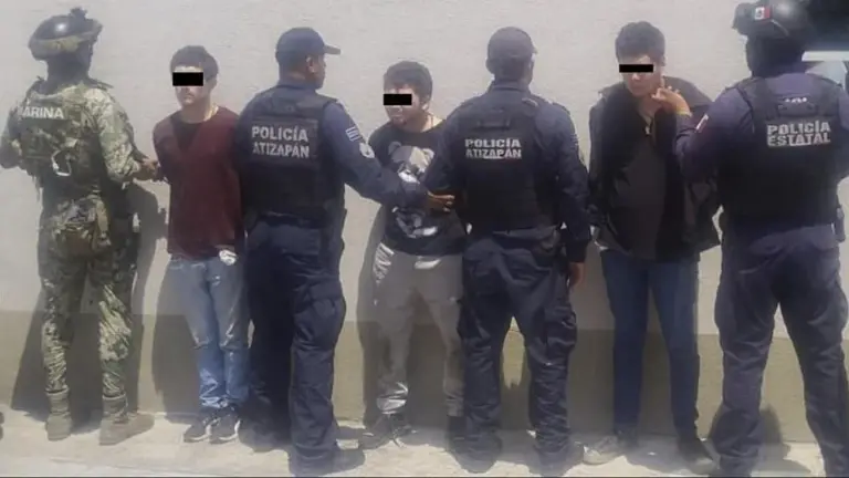 Tres hombres fueron detenidos tras una persecución en el Estado de México.