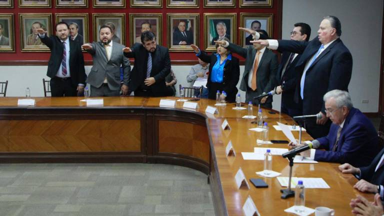 El Gobernador Rubén Rocha Moya pide apoyo de los notarios para modificar la Ley sobre Fiats.