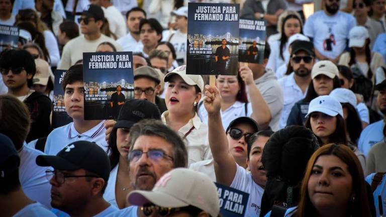 Decenas de personas vestidas de blanco marcharon este domingo en Culiacán para exigir justicia por Fernando Alan.