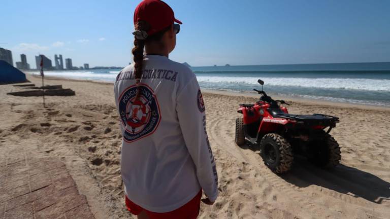Permanece cocodrilo en playas de Mazatlán, hay alerta; restringen acceso de Valentino al Monumento al Pescador