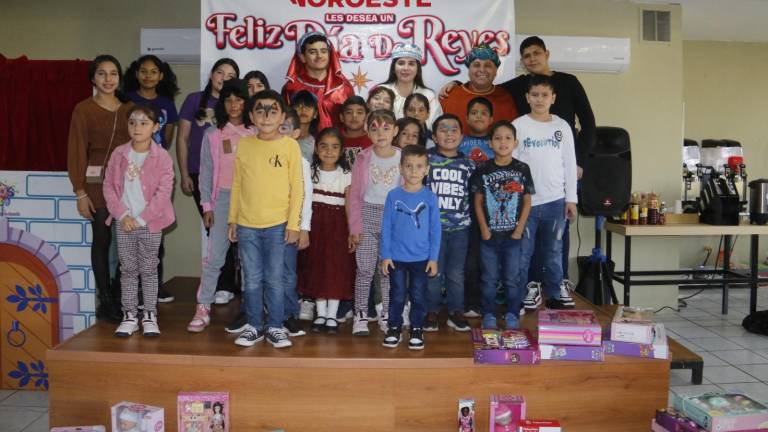Niños y niñas de las integrantes del colectivo Sabuesos Guerreras reciben sus juguetes.