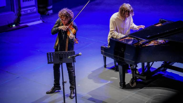 Alexandre d’a Costa, violinista y director canadiense, ofreció una interpretación de alto virtuosismo durante el concierto Stradivarious y Brahms, en el Teatro Ángela Peralta.