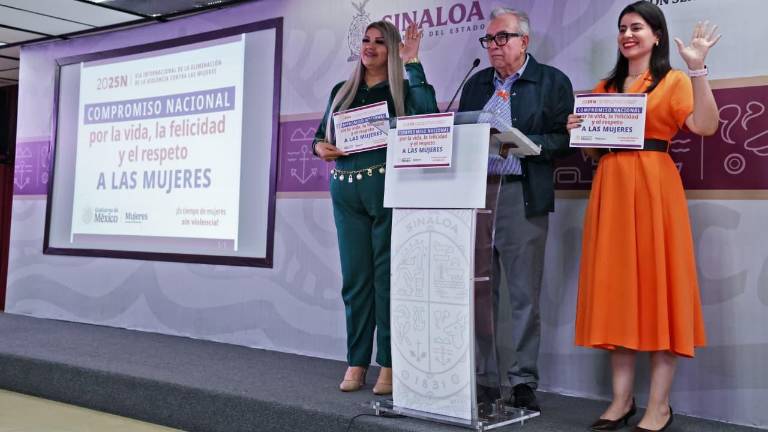 El Goberndor de Sinaloa Rubén Rocha Moya junto con la Secretaria de las Mujeres, Ana Francis Chiquete, y la Diputada local Karla Ulloa.