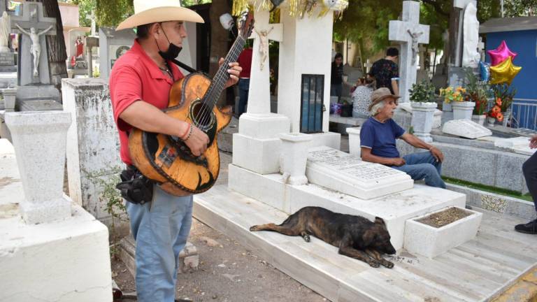 La música acompañó a quienes aún resienten la pérdida de sus padres y los recordaron este domingo en los panteones de Culiacán.