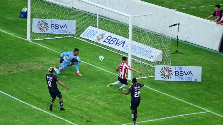 Con mucha determinación, Jesús “Tepa” González logró los tres goles del Tapatío.