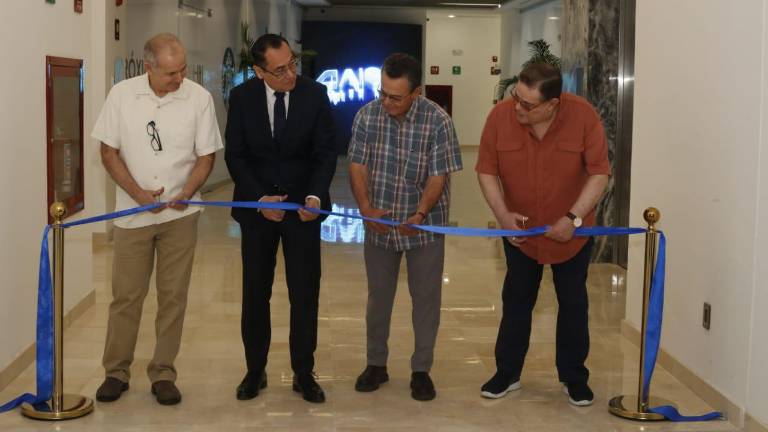 Directivos y médicos de Hospital Ángeles Culiacán realizan el corte de listón.