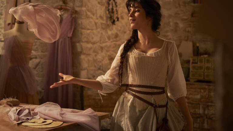 Las primeras fotos de Camila Cabello como Cinderella para Amazon
