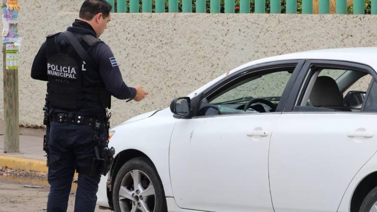 El vehículo en el que viajaba la víctima presentó impactos de bala en la carrocería y daños en la ventanilla del conductor tras el ataque.