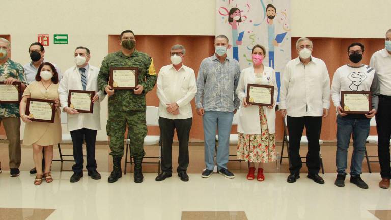 Médicos reciben su reconocimiento en su día.