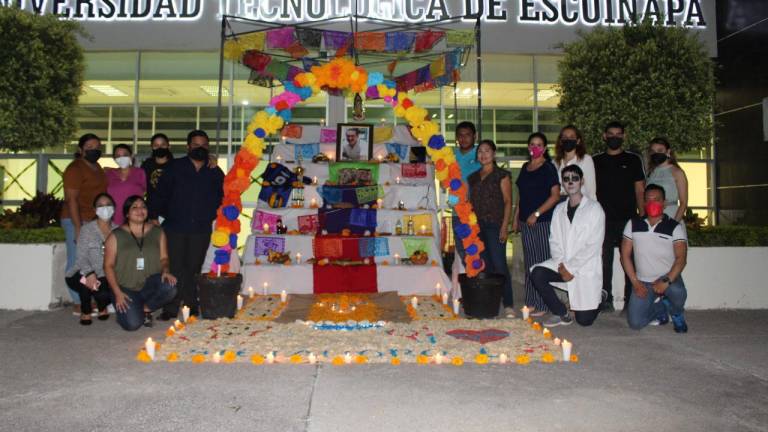 Honra Universidad Tecnológica de Escuinapa a los difuntos con un altar
