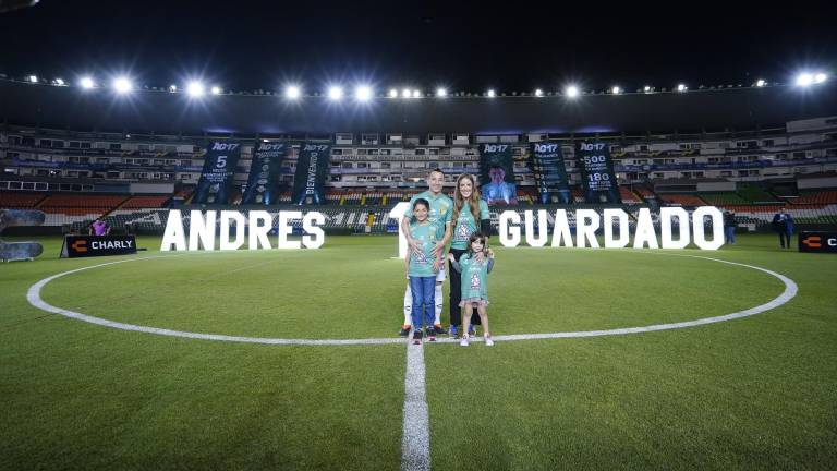 Andrés Guardado fue presentado con bombos y platillos con el Club León.
