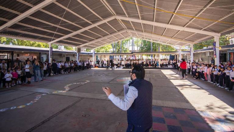 El Alcalde de Culiacán Juan de Dios Gámez Mendívil visita la primaria 22 de Diciembre.