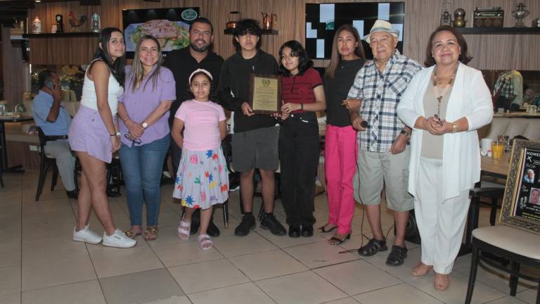 La familia del tenista Óscar Felipe Hernández Hernández recibió su placa de reconocimiento.