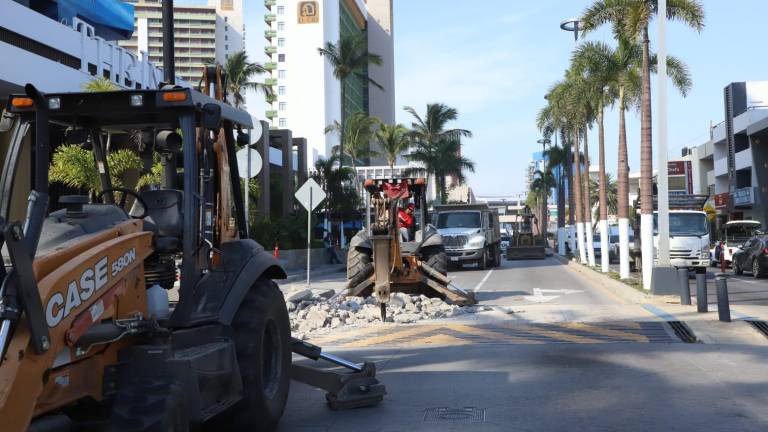 Demolición de los pasos peatonales en la zona turística de Mazatlán.