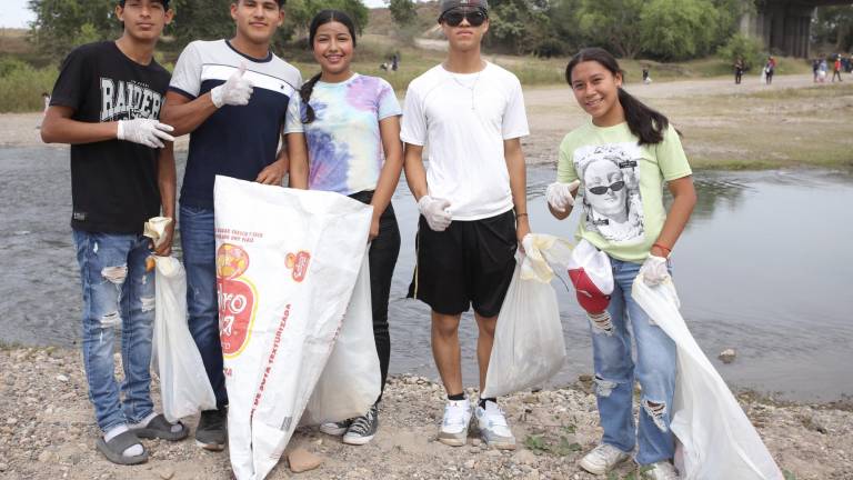 Limpian con entusiasmo el río Presidio en Mazatlán