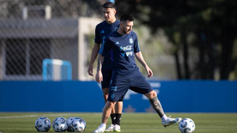 Lionel Messi entrena a la par de sus compañeros en el campamento de la Albiceleste.