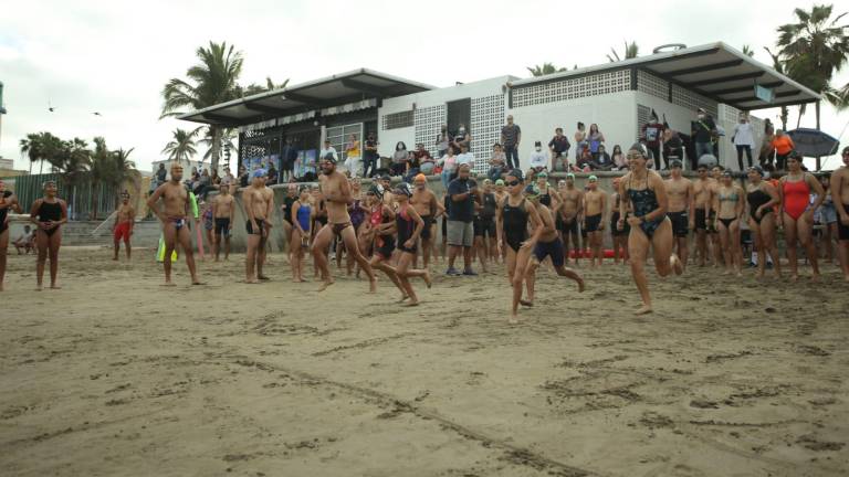 Aproximadamente, 90 nadadores se dieron cita en Playa Norte.