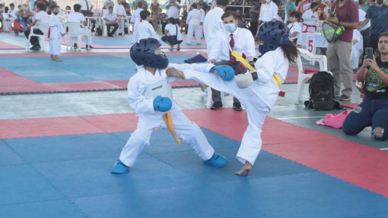 Verónica López domina en formas y combate en la Copa Anual Regional de Karate Noroeste