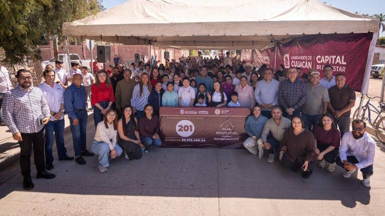 El Alcalde de Culiacán Juan de Dios Gámez Mendívil entrega obra de pavimentaicón en Bachigualatito.