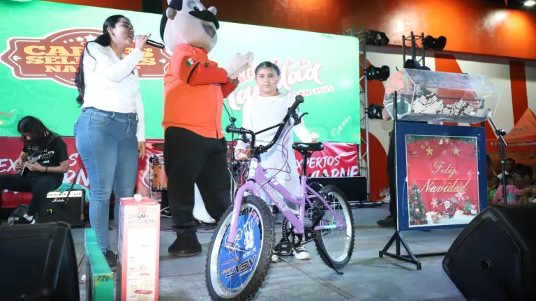 Camila Sarah Ávila ganadora de una bicicleta