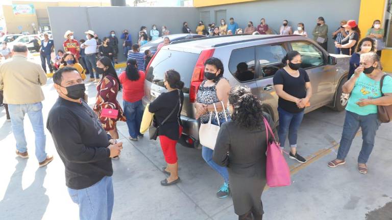 Desde temprana hora vecinos de diversas colonias arribaron al lugar donde estará el Presidente.