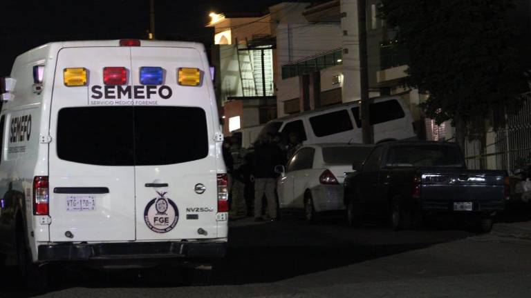 El cuerpo de la víctima fue trasladado por personal del Servicio Médico Forense para las diligencias correspondientes.