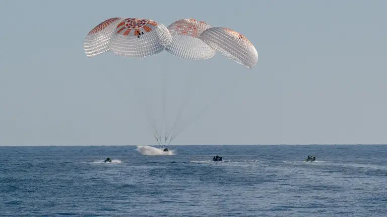La nave espacial SpaceX Dragon frente a la costa de Tallahassee, Florida, en el Golfo de México.